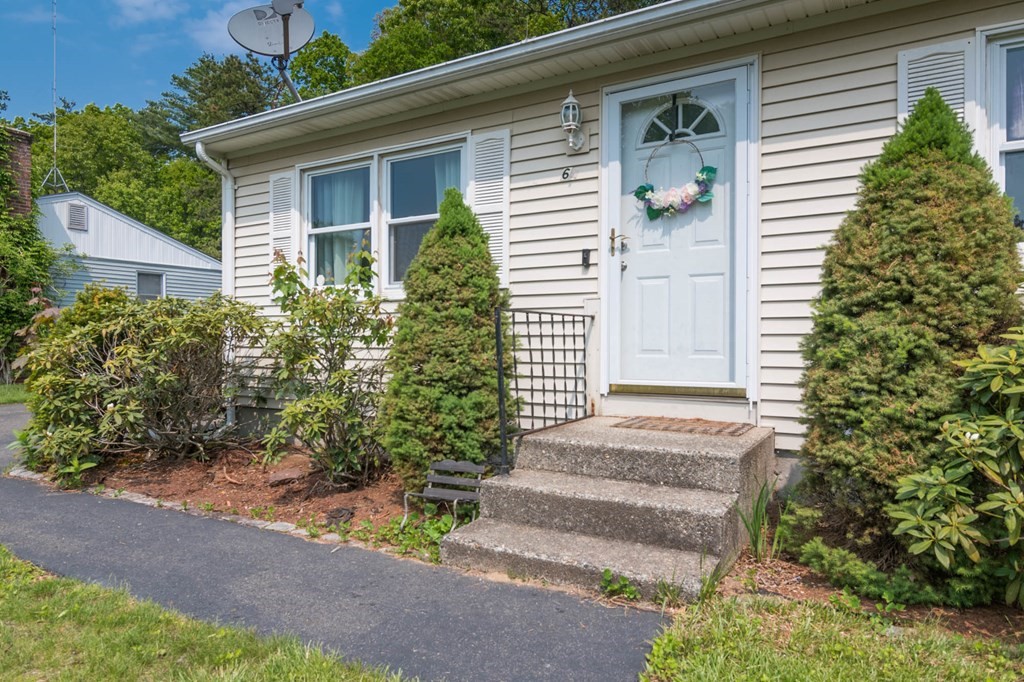 65 Hanson Drive Springfield, MA 01128 - Photo 4 of 27 Gallery Image 4