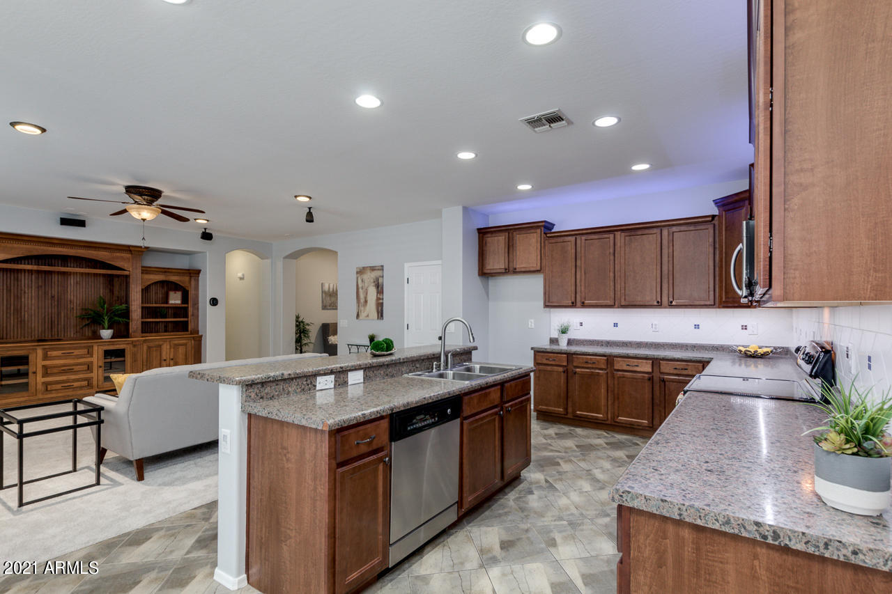 2714 East Rakestraw Lane Gilbert, AZ 85298 - Photo 6 of 42 12-Rakestraw
