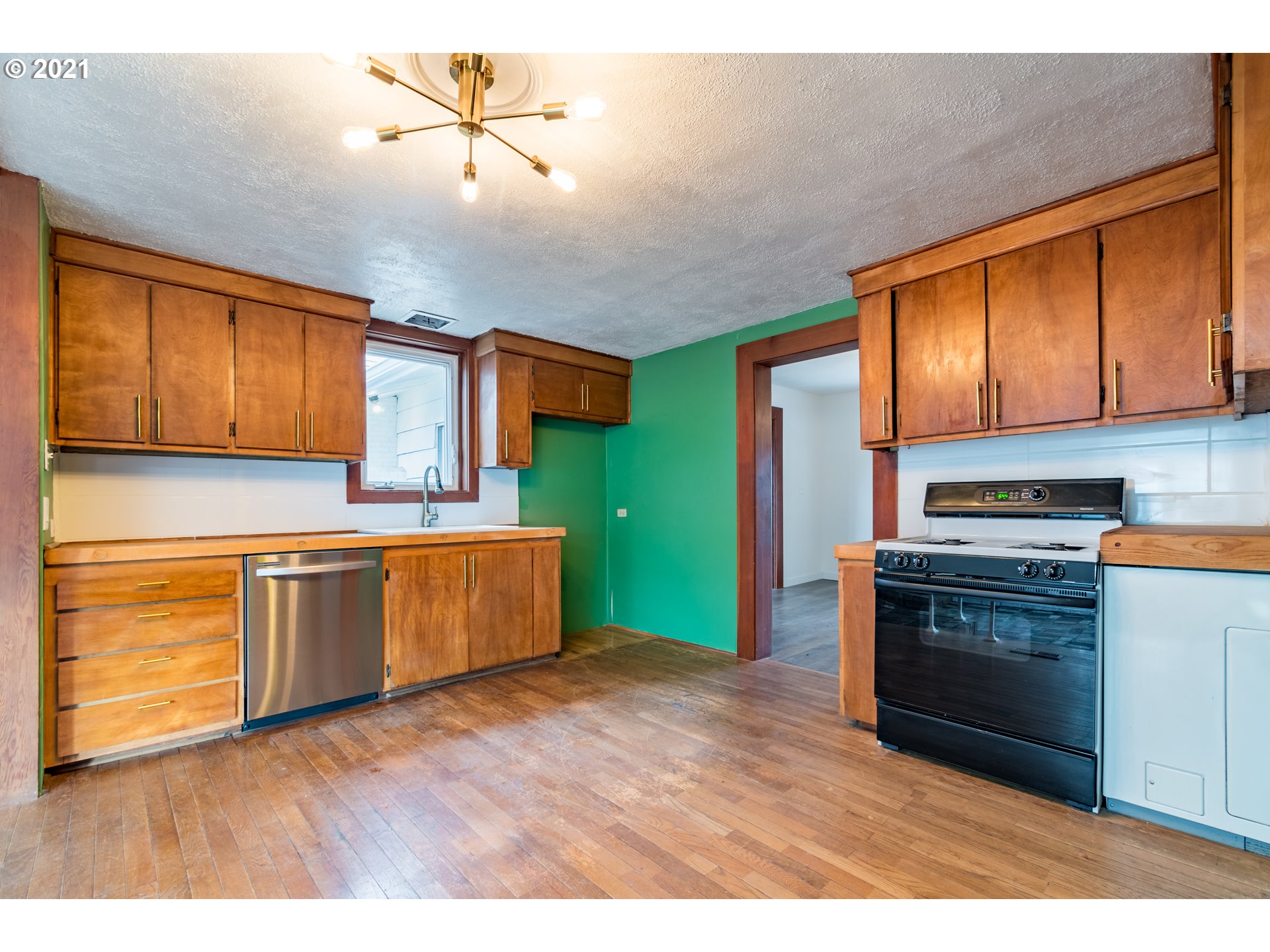 348 G Street Springfield, OR 97477 - Photo 10 of 32 Gallery Image 10
