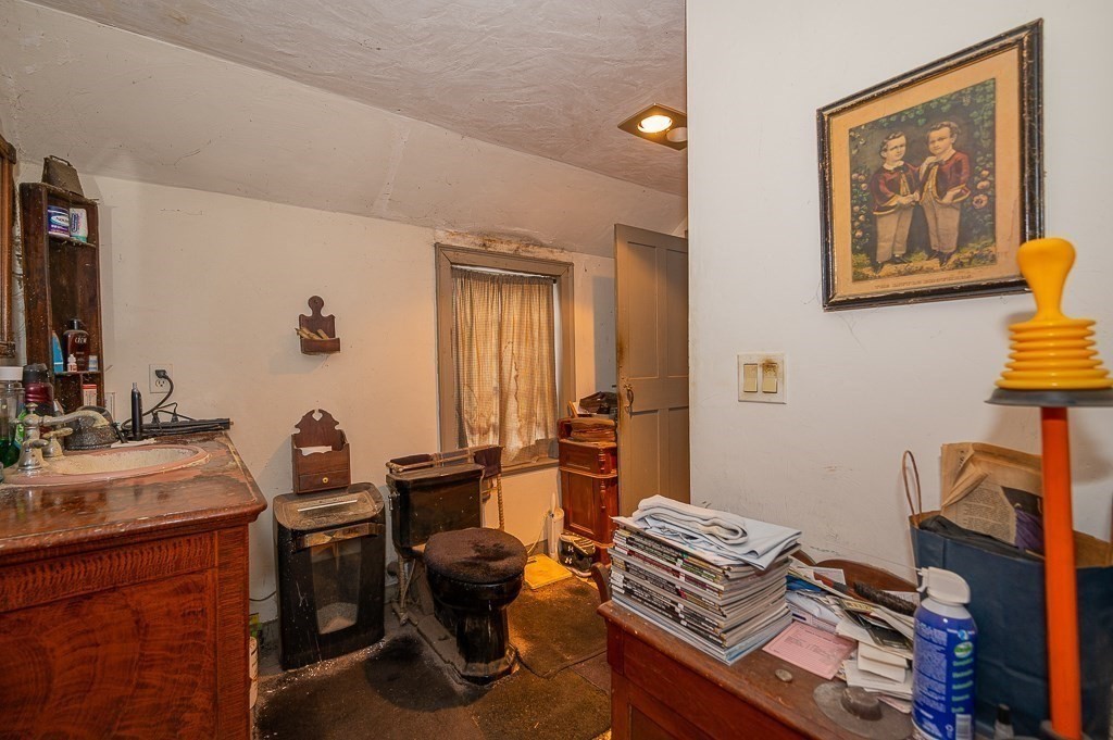 8 Old Common Road Sutton, MA 01590 - Photo 14 of 35 a room with a workspace