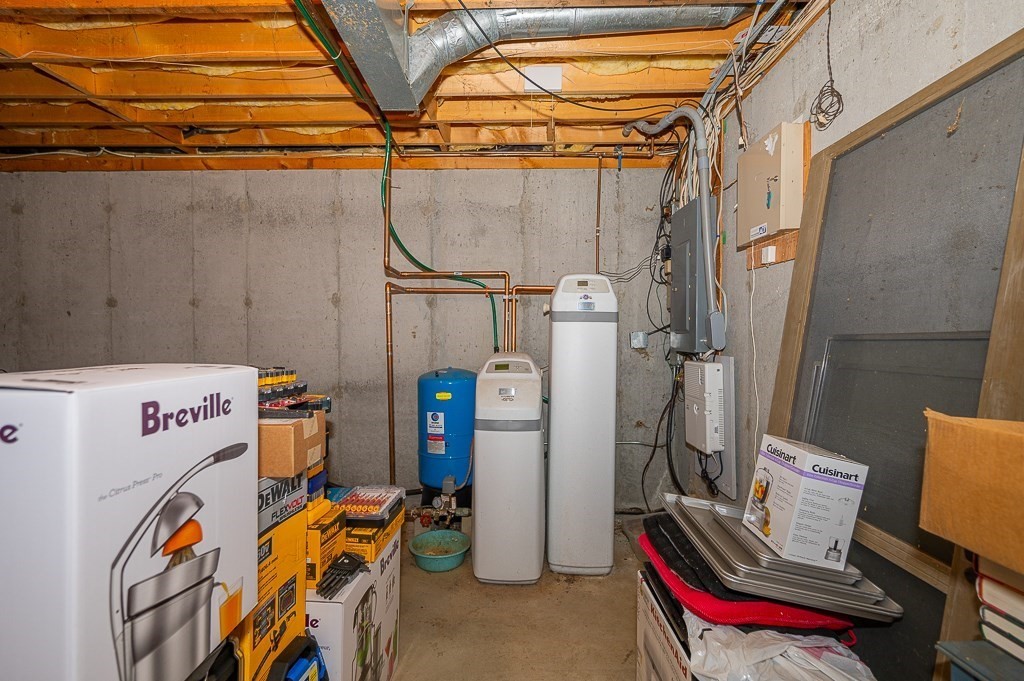 8 Old Common Road Sutton, MA 01590 - Photo 26 of 35 a utility room with dryer and washer