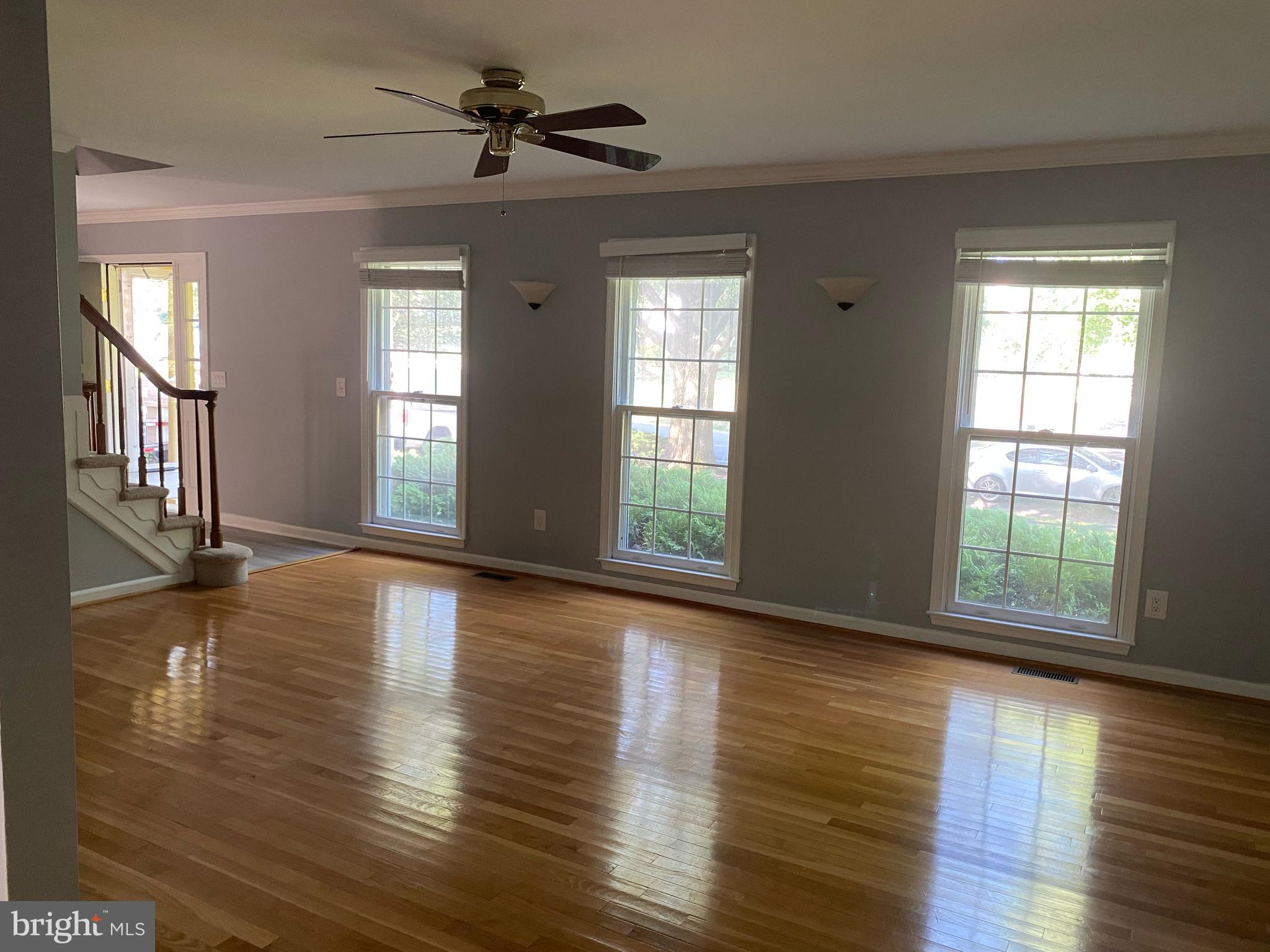 108 Hamilton Road Sterling, VA 20165 - Photo 4 of 48 Living Room