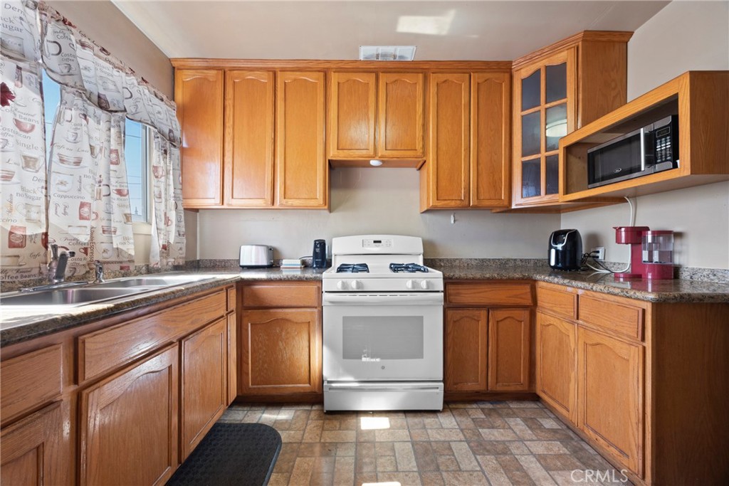 1801 West Brazil Street Compton, CA 90220 - Photo 16 of 19 Kitchen
