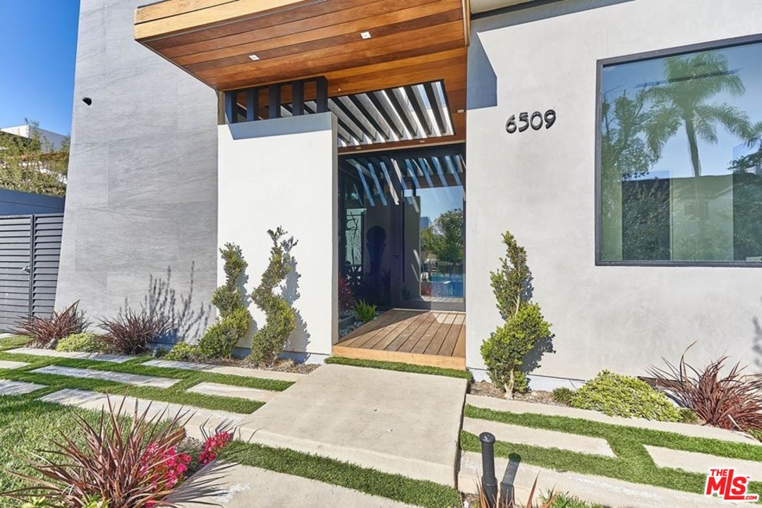 6509 Colgate Avenue Los Angeles, CA 90048 - Photo 2 of 15