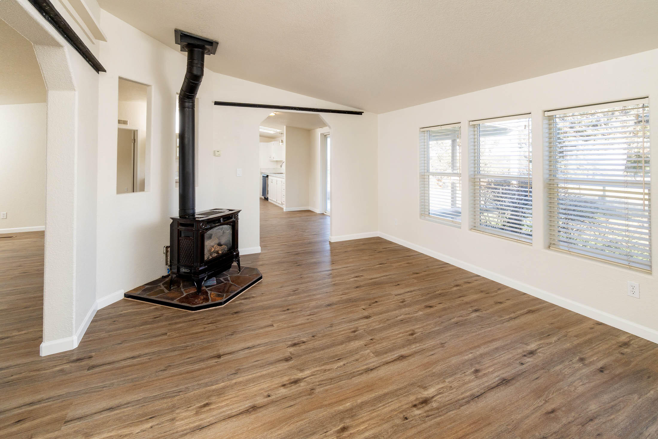 10113 Ridgeview Road Prineville, OR 97754 - Photo 5 of 31 a view of a livingroom with wooden floor and a flat screen tv