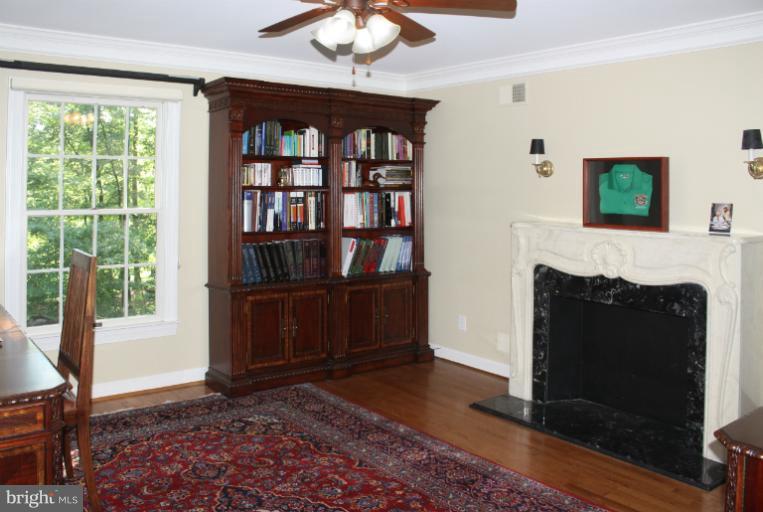 181 McGuire Road Winchester, VA 22603 - Photo 25 of 30 Living Room
