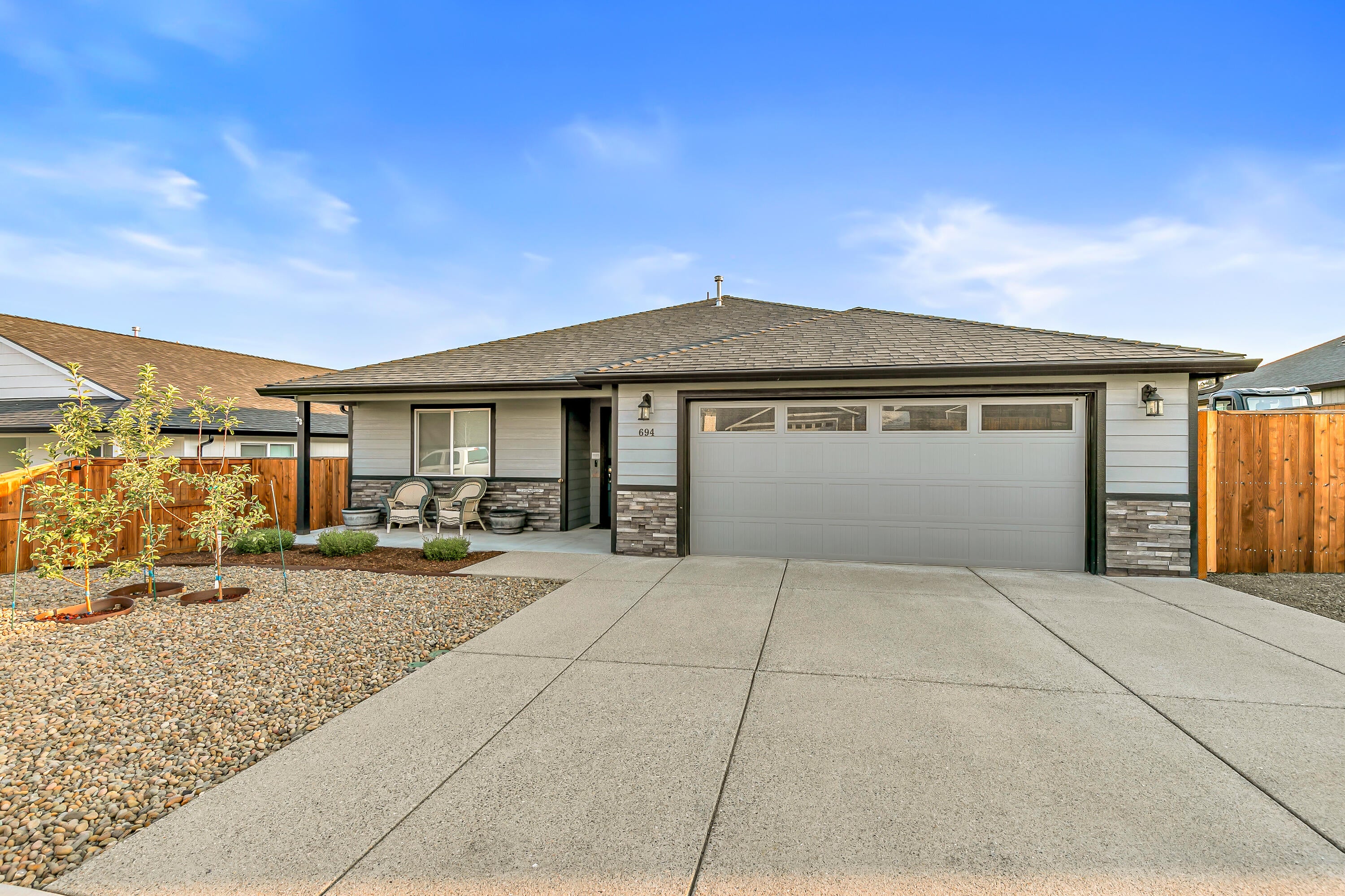 694 Nottingham Terrace Eagle Point, OR 97524 - Photo 3 of 43 9R9A4755
