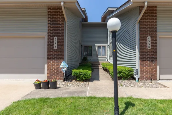 $264,900 | 4554 Bunker Hill Drive, Bettendorf, IA 52722