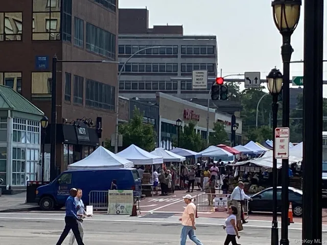 a table and chairs in front of building