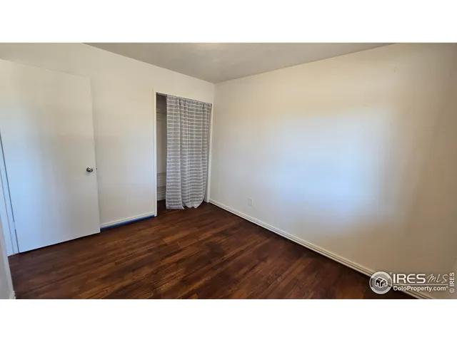 a black and white photo of a room