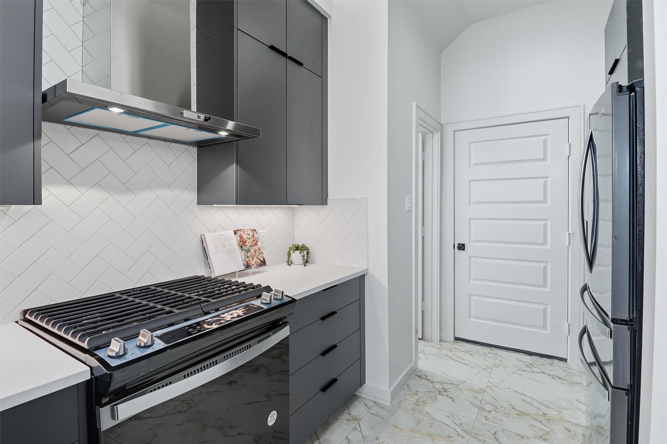 2939 El Fenice Lane Houston, TX 77057 - Photo 17 of 48 a kitchen with cabinets and appliances