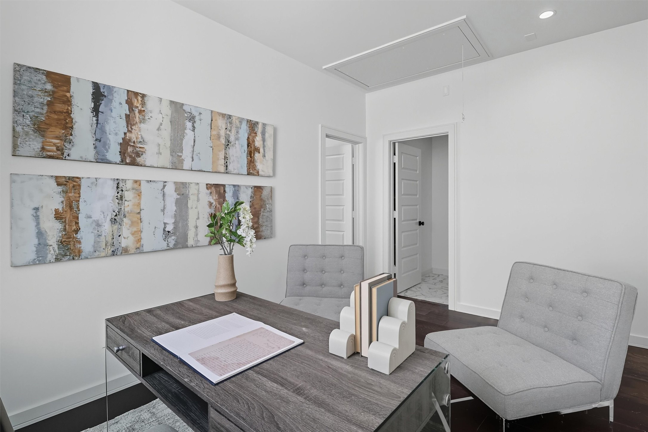 2939 El Fenice Lane Houston, TX 77057 - Photo 34 of 48 a living room with furniture