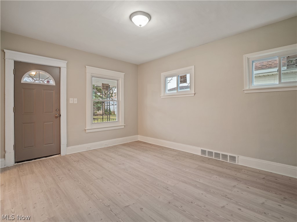 4710 Birchwood Road Cleveland, OH 44125 - Photo 3 of 31