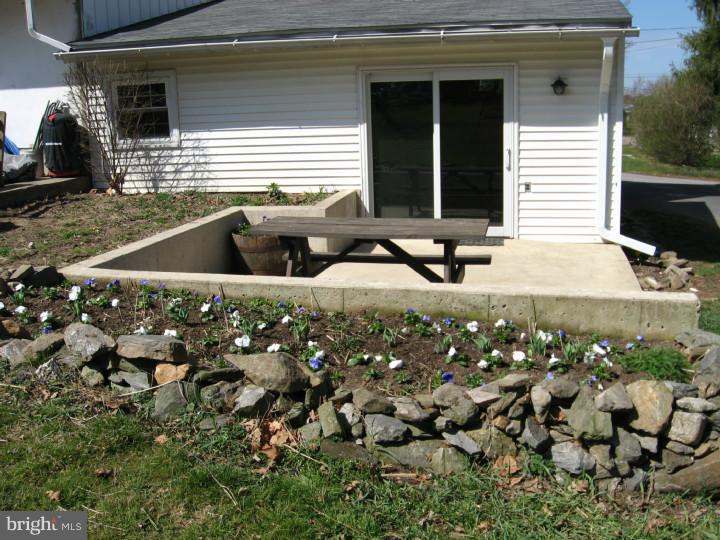 848 Upton Road Aston, PA 19014 - Photo 4 of 25 Patio