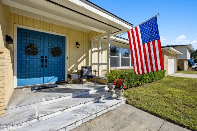 a front view of house with yard