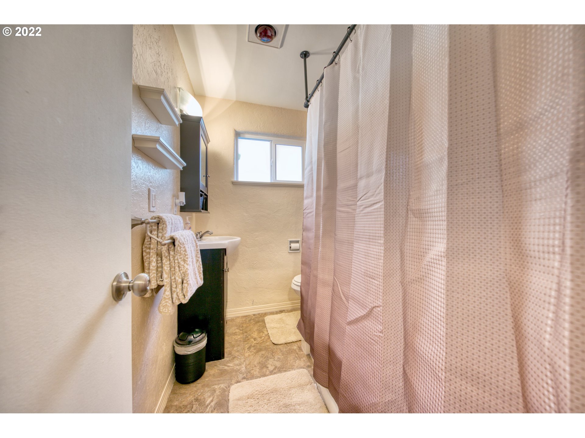 3212 Oriole Street Springfield, OR 97477 - Photo 15 of 20 a bathroom with a sink and a mirror