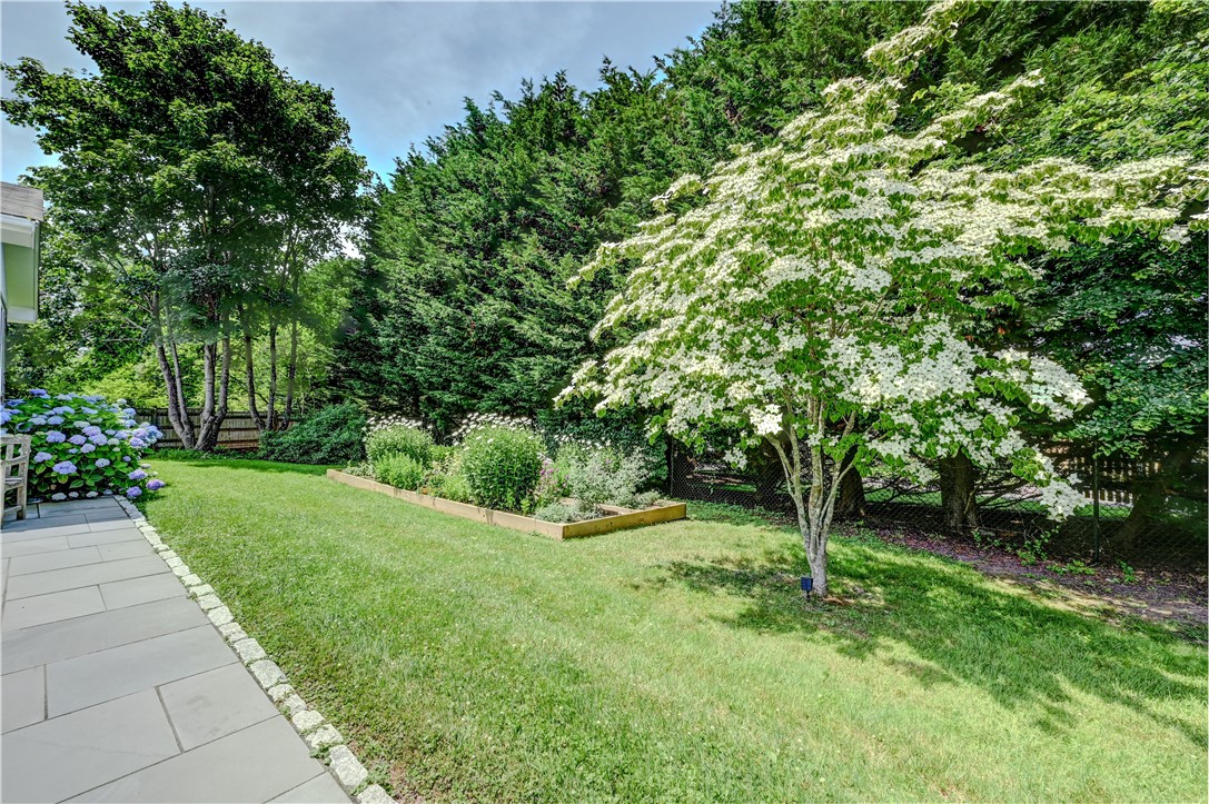 197 Coggeshall Avenue Newport, RI 02840 - Photo 8 of 45