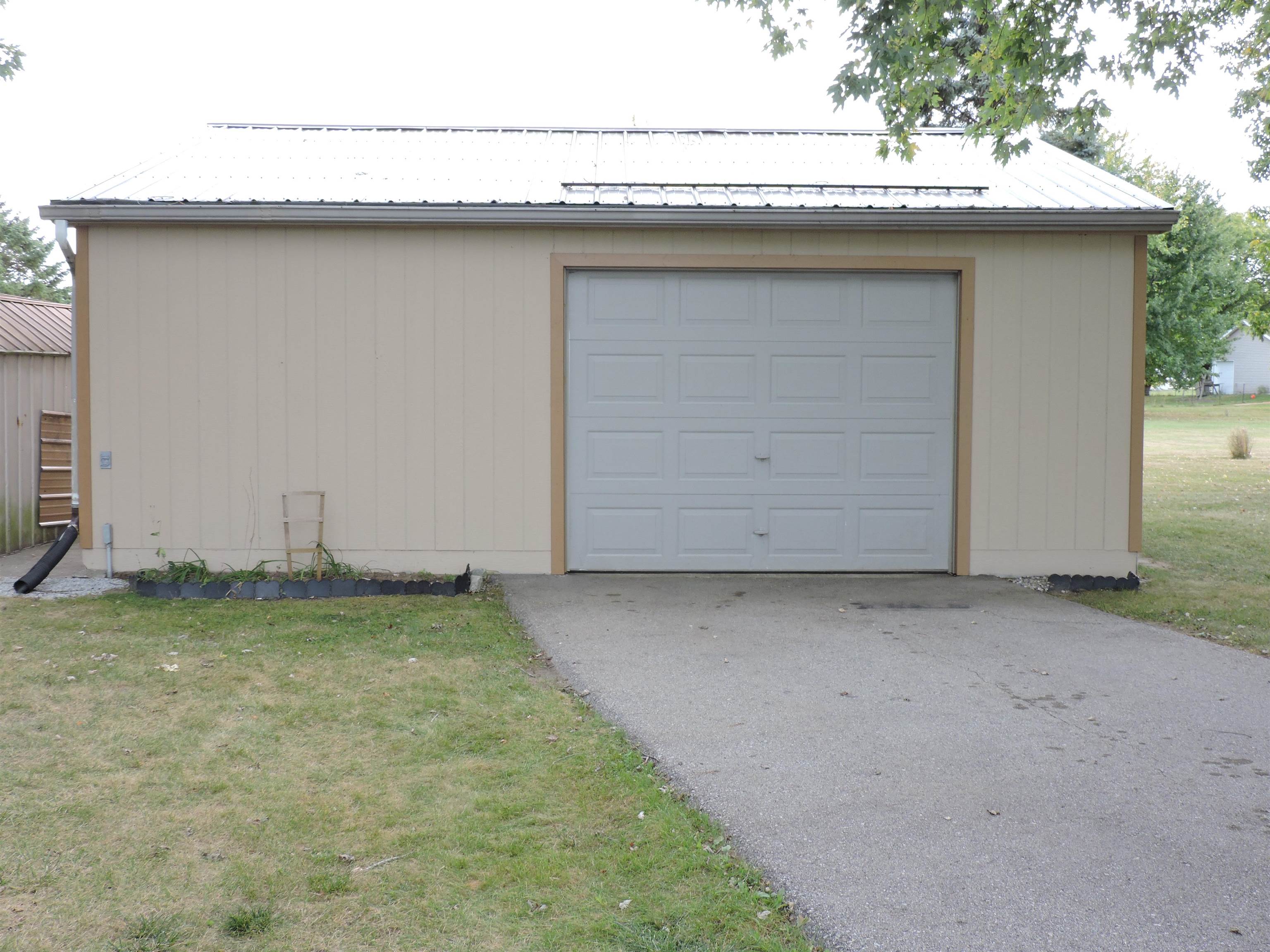 1504 East Newberg Road Pinconning, MI 48650 - Photo 5 of 48