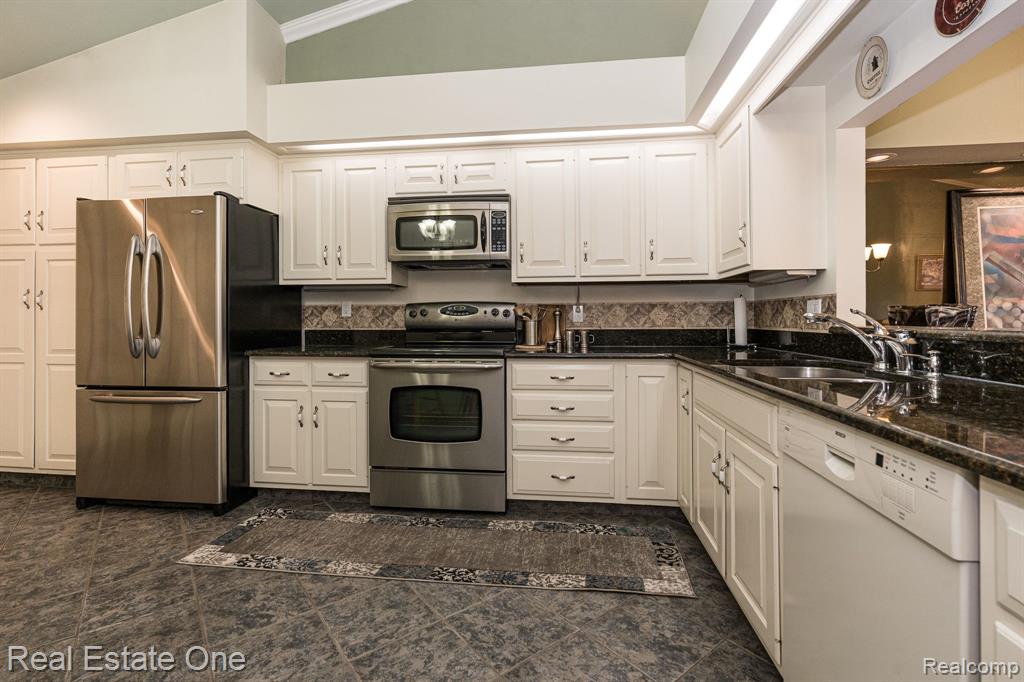 888 Green View Court Rochester Hills, MI 48307 - Photo 6 of 29