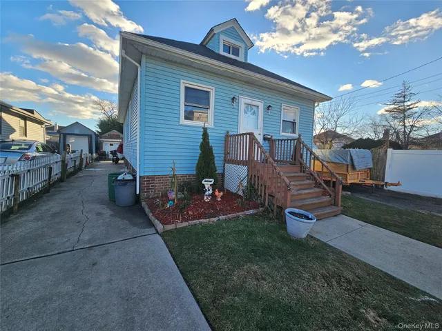 $599,000 | 45 Bayswater Boulevard, Inwood, NY 11096