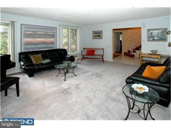 135 Spring Flower Court Huntingdon Valley, PA 19006 - Photo 4 of 12 Gallery Image 4