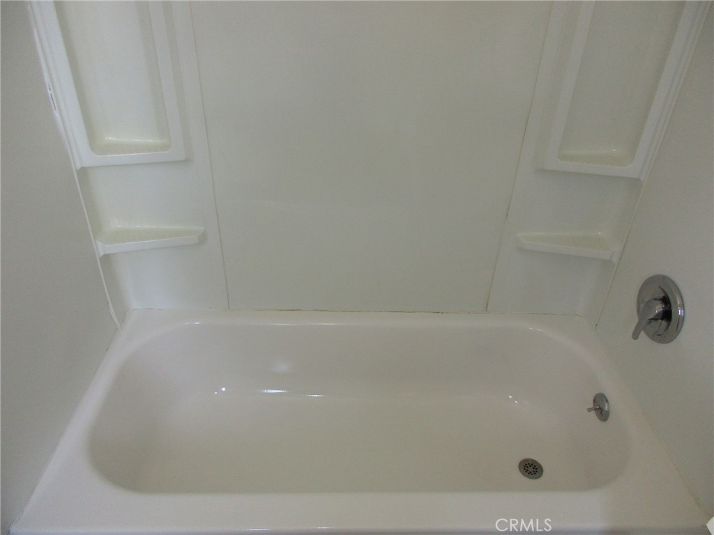 3076 Lemon Street Riverside, CA 92501 - Photo 24 of 28 3080 - BATHTUB