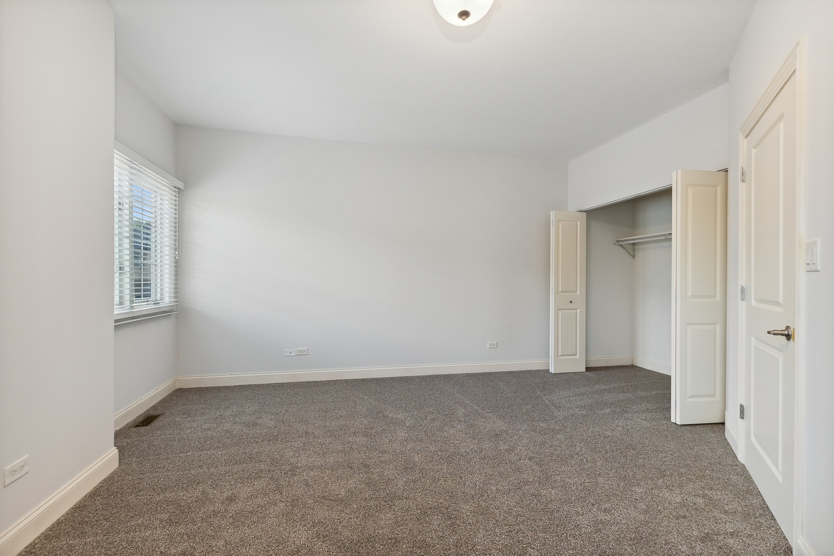 10028 South Roberts Road Palos Hills, IL 60465 - Photo 14 of 15 an empty room with windows