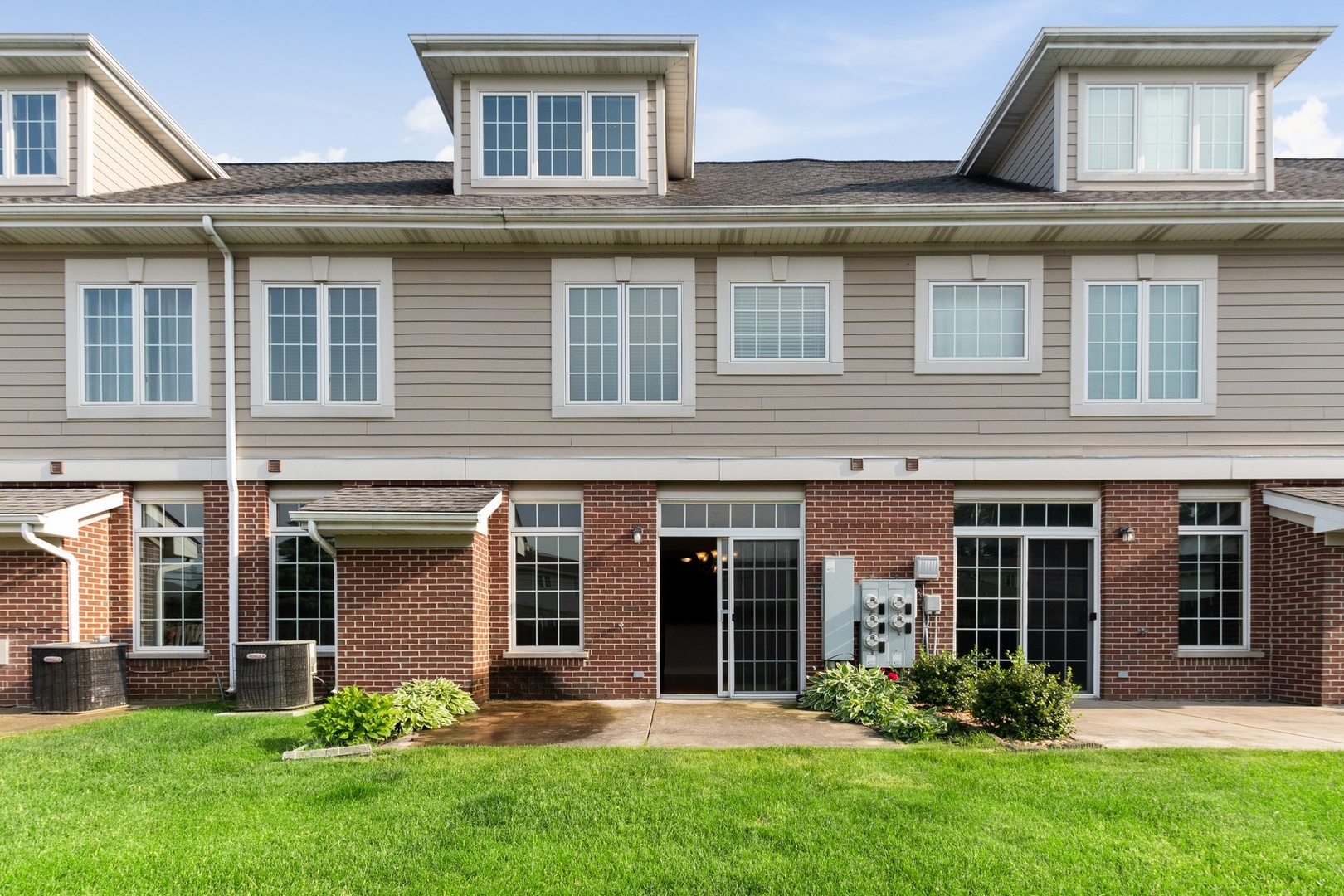 10028 South Roberts Road Palos Hills, IL 60465 - Photo 2 of 15 front view of a house with a yard