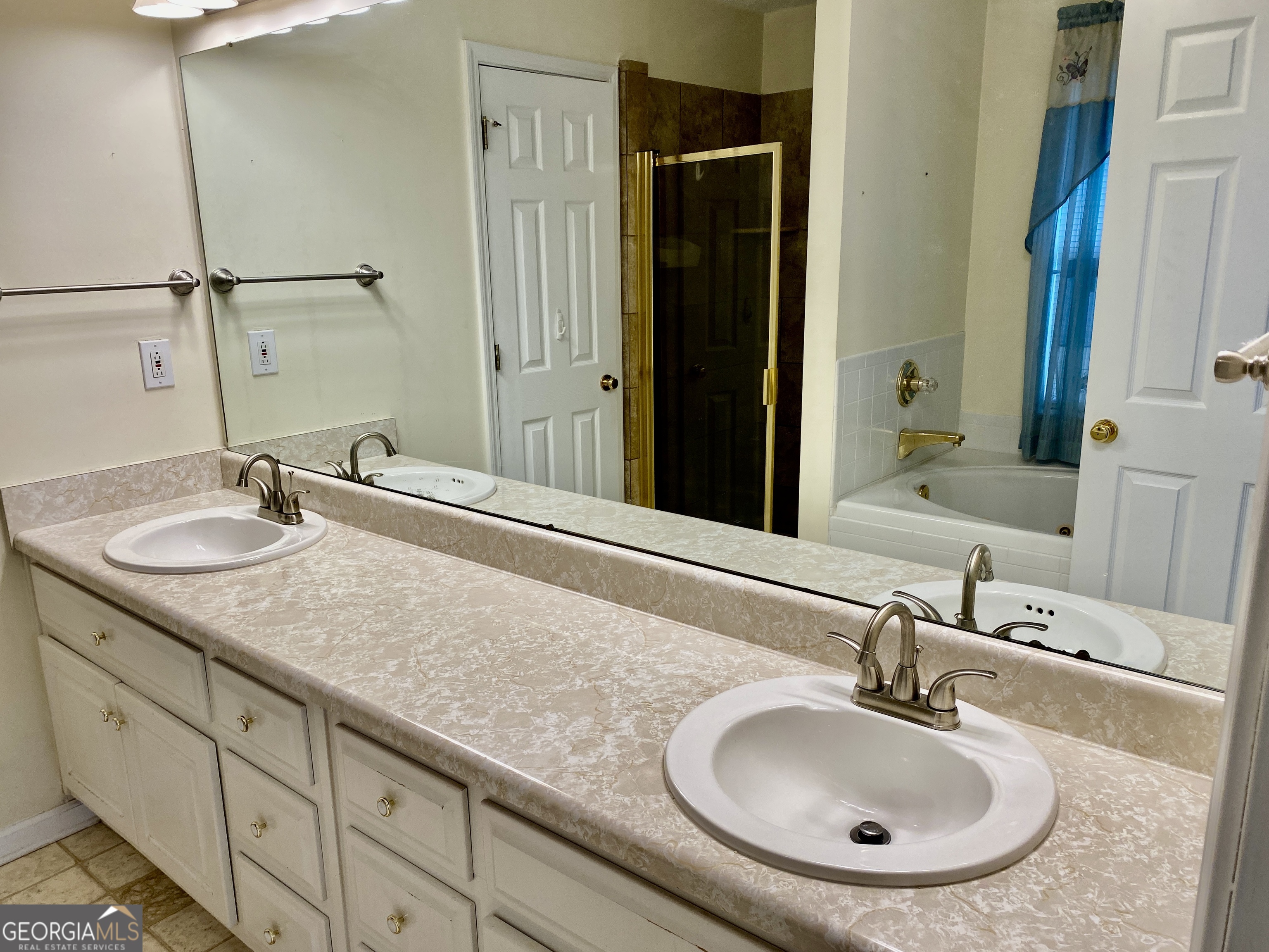 38 Boulder Drive Northwest Rome, GA 30165 - Photo 15 of 21 a bathroom with double sink and a mirror