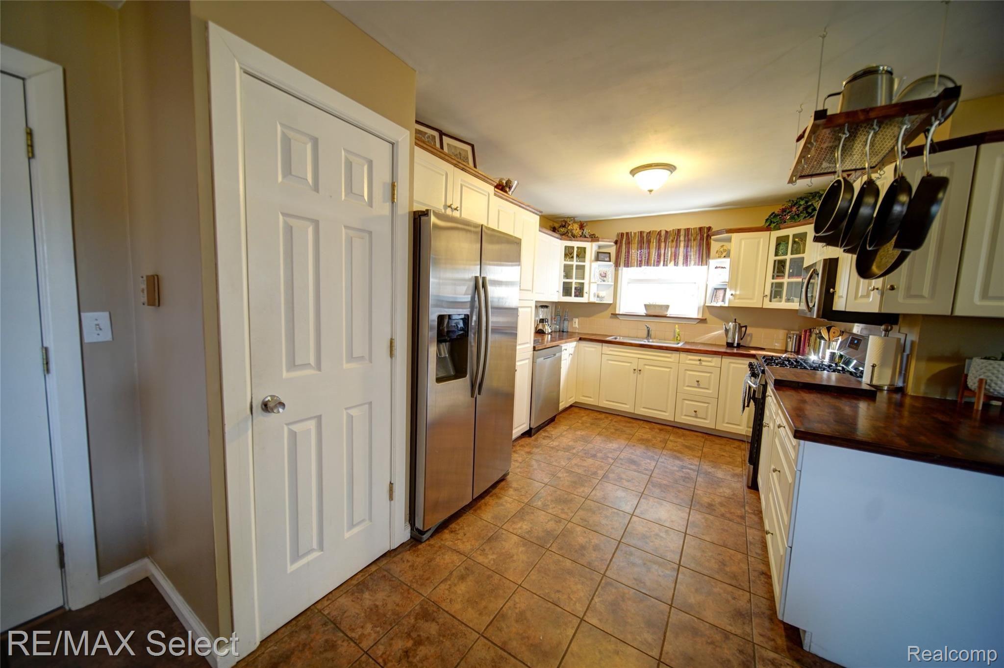 4045 East Carpenter Road Flint, MI 48506 - Photo 9 of 50 5413 N McKinley 052.jpg