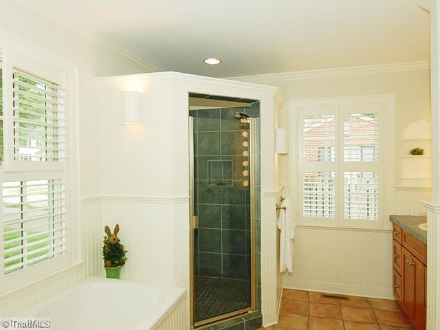 433 Roslyn Road Winston-Salem, NC 27104 - Photo 12 of 16 Master Bath/Spa.