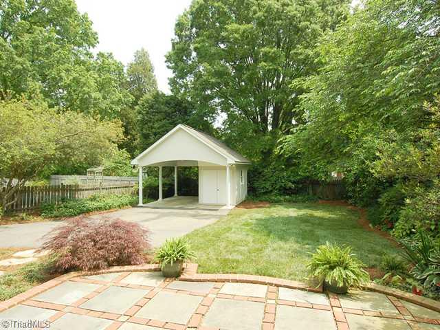 433 Roslyn Road Winston-Salem, NC 27104 - Photo 15 of 16 Landscaping.
