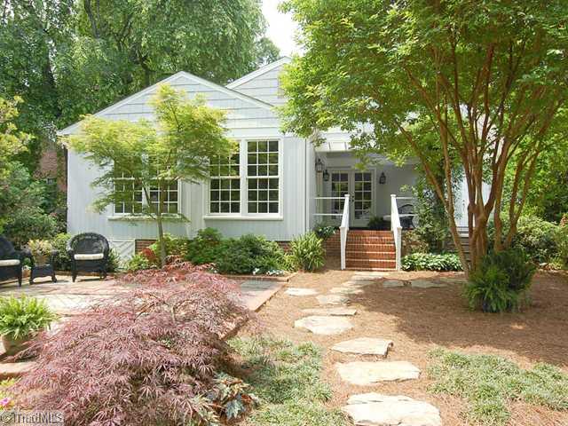 433 Roslyn Road Winston-Salem, NC 27104 - Photo 16 of 16 Landscaping.