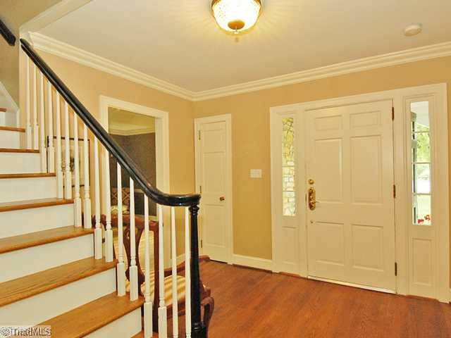 433 Roslyn Road Winston-Salem, NC 27104 - Photo 3 of 16 Entry.