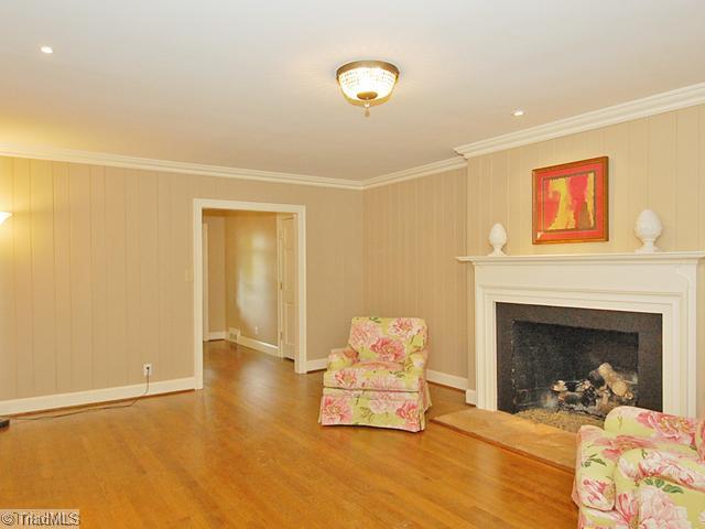 433 Roslyn Road Winston-Salem, NC 27104 - Photo 5 of 16 Living Room.