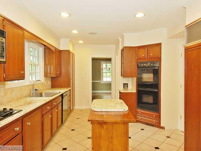 433 Roslyn Road Winston-Salem, NC 27104 - Photo 8 of 16 Kitchen.