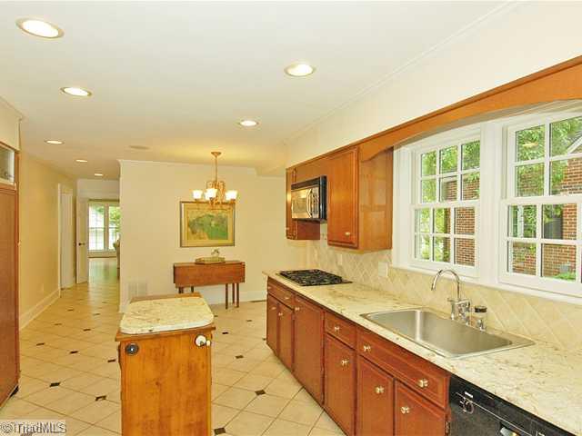 433 Roslyn Road Winston-Salem, NC 27104 - Photo 10 of 16 Kitchen.
