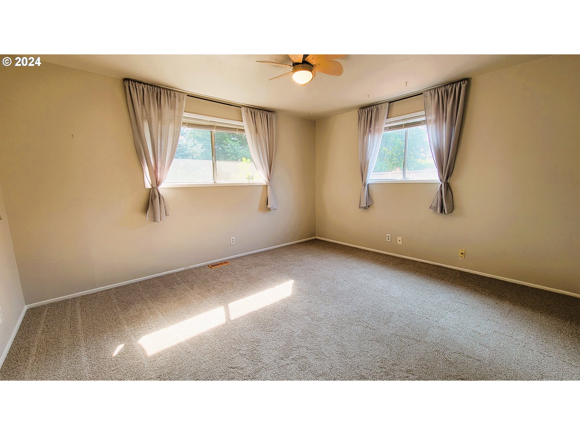 2564 Nova Street Springfield, OR 97477 - Photo 13 of 29 a open hall with a cabinet