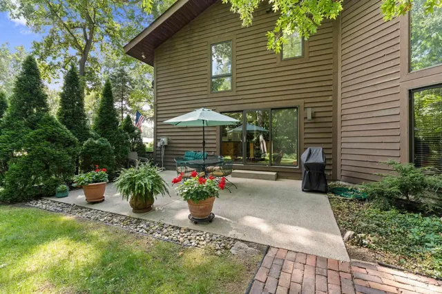 $900,000 | 14370 Highway 23, Granger, IN 46530