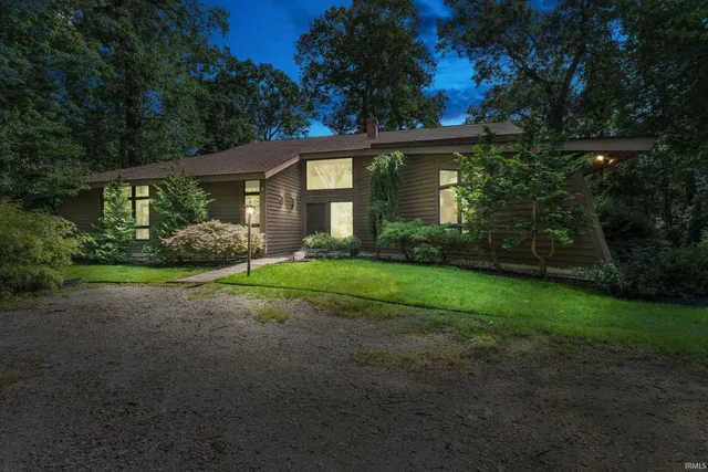 $900,000 | 14370 Highway 23, Granger, IN 46530