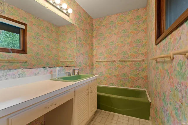 $900,000 | 14370 Highway 23, Granger, IN 46530