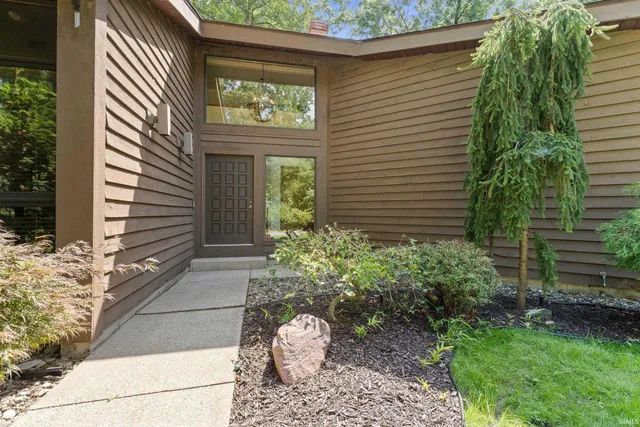 $900,000 | 14370 Highway 23, Granger, IN 46530