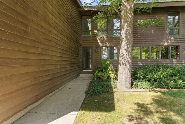 $900,000 | 14370 Highway 23, Granger, IN 46530