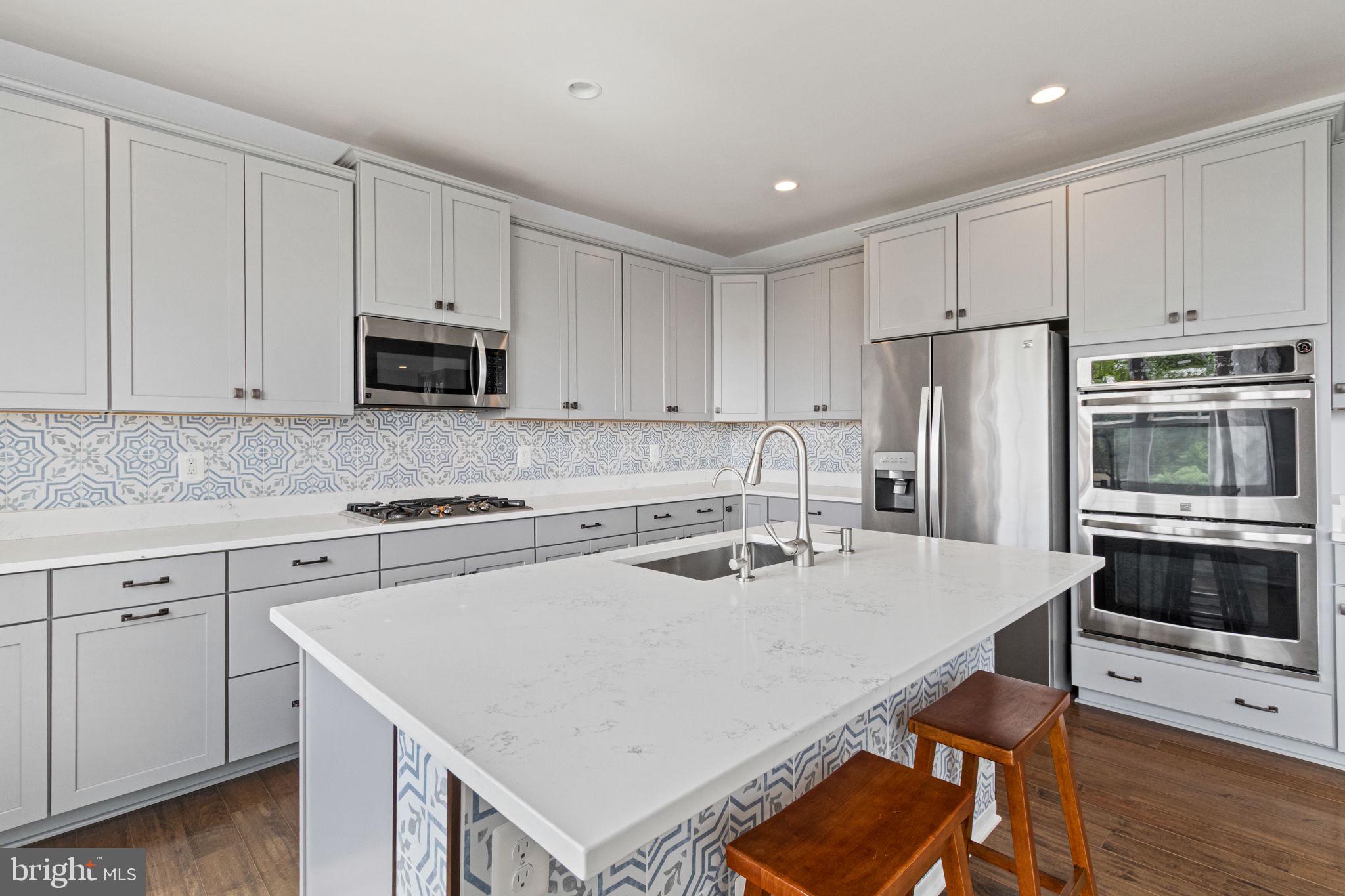 995 Aspen Road Stafford, VA 22554 - Photo 2 of 39 Everyday meals feel easy in this stylish kitchen