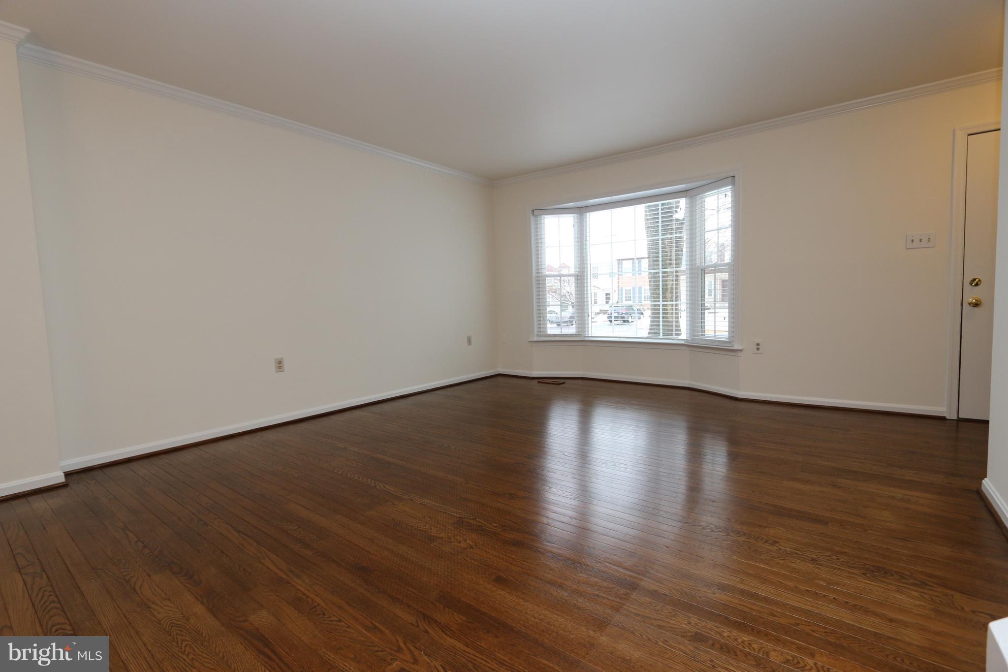 11932 Sentinel Point Court Reston, VA 20191 - Photo 4 of 30 Living Room