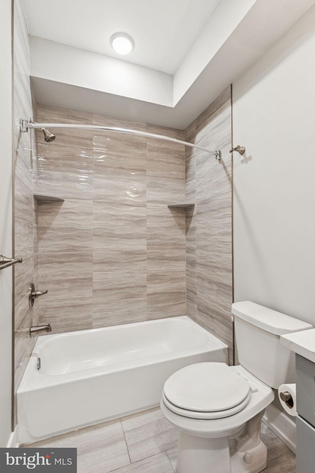 2531 North Front Street, Unit 2 Philadelphia, PA 19133 - Photo 18 of 25 a bathroom with a toilet and a bath tub