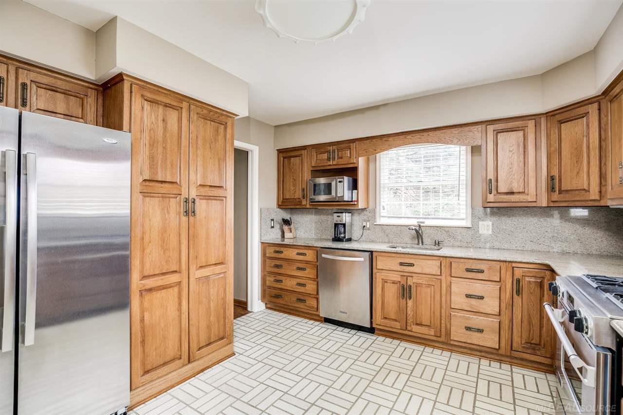65 Shoreham Road Grosse Pointe, MI 48236 - Photo 8 of 29 31345950-7.JPG