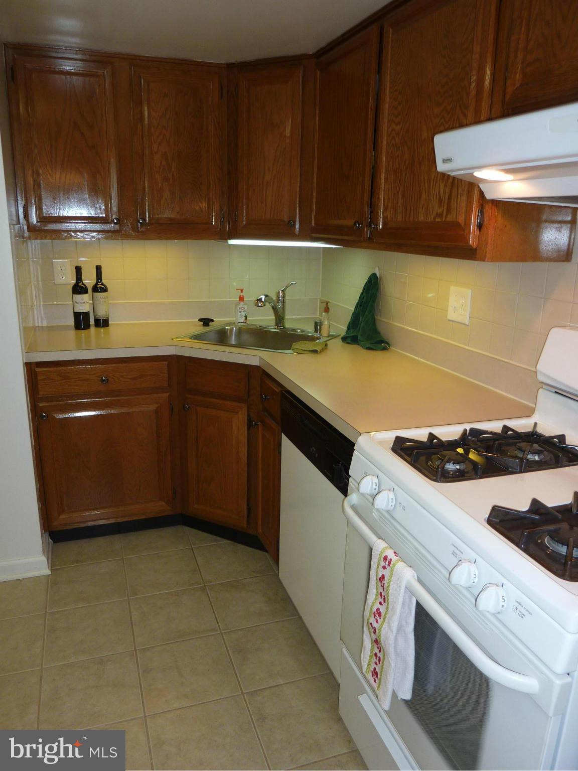 1418 Northgate Square, Unit 12C Reston, VA 20190 - Photo 4 of 19 Kitchen