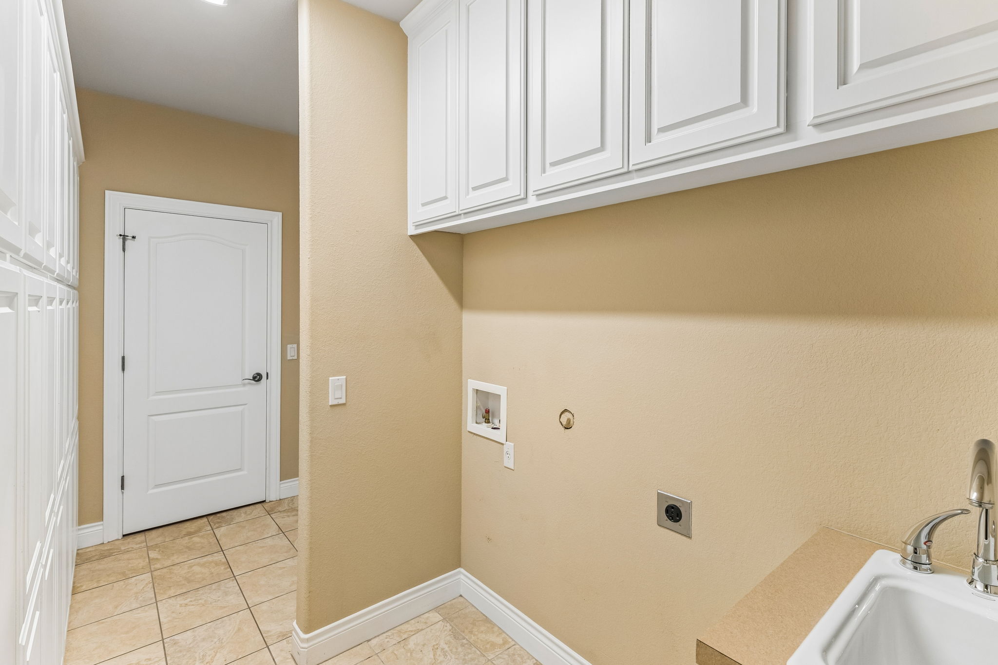 4802 Hidden Springs Trail Georgetown, TX 78633 - Photo 29 of 38 Laundry room with utility sink.