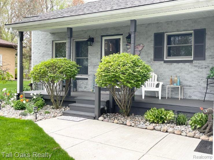 4157 North Vassar Road Flint, MI 48506 - Photo 5 of 59 Front walk